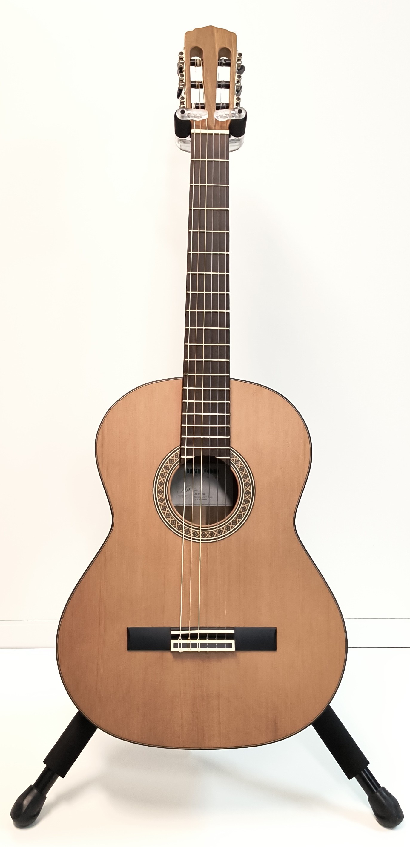 Aragon Konzertgitarre AT-P259C, vollmassiv Zeder/Walnuss* Aragon Konzertgitarre AT-P259C, vollmassiv Zeder/Walnuss*